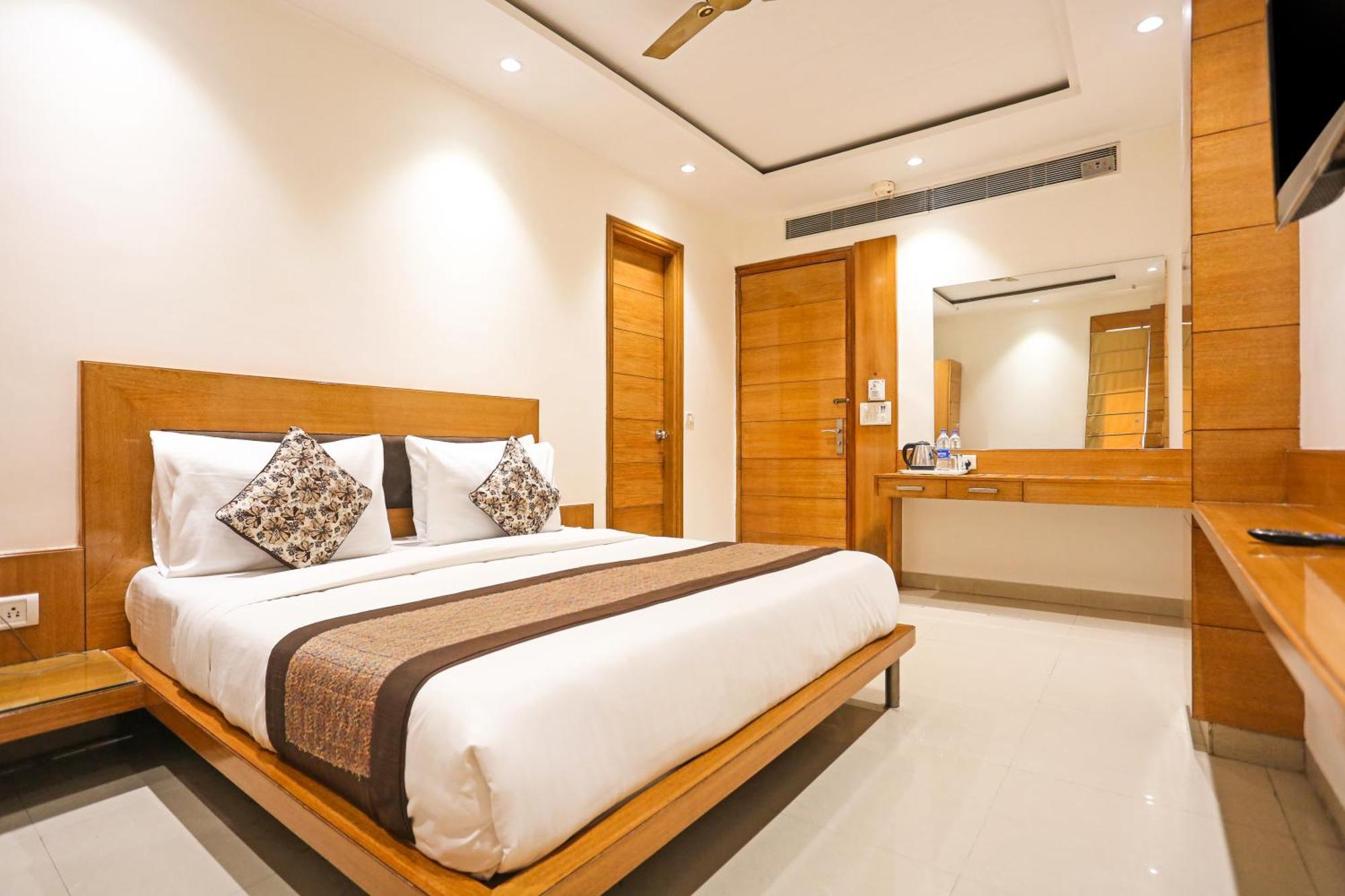 Hotel Silky Palace Near Igi Airportt นิวเดลี ภายนอก รูปภาพ