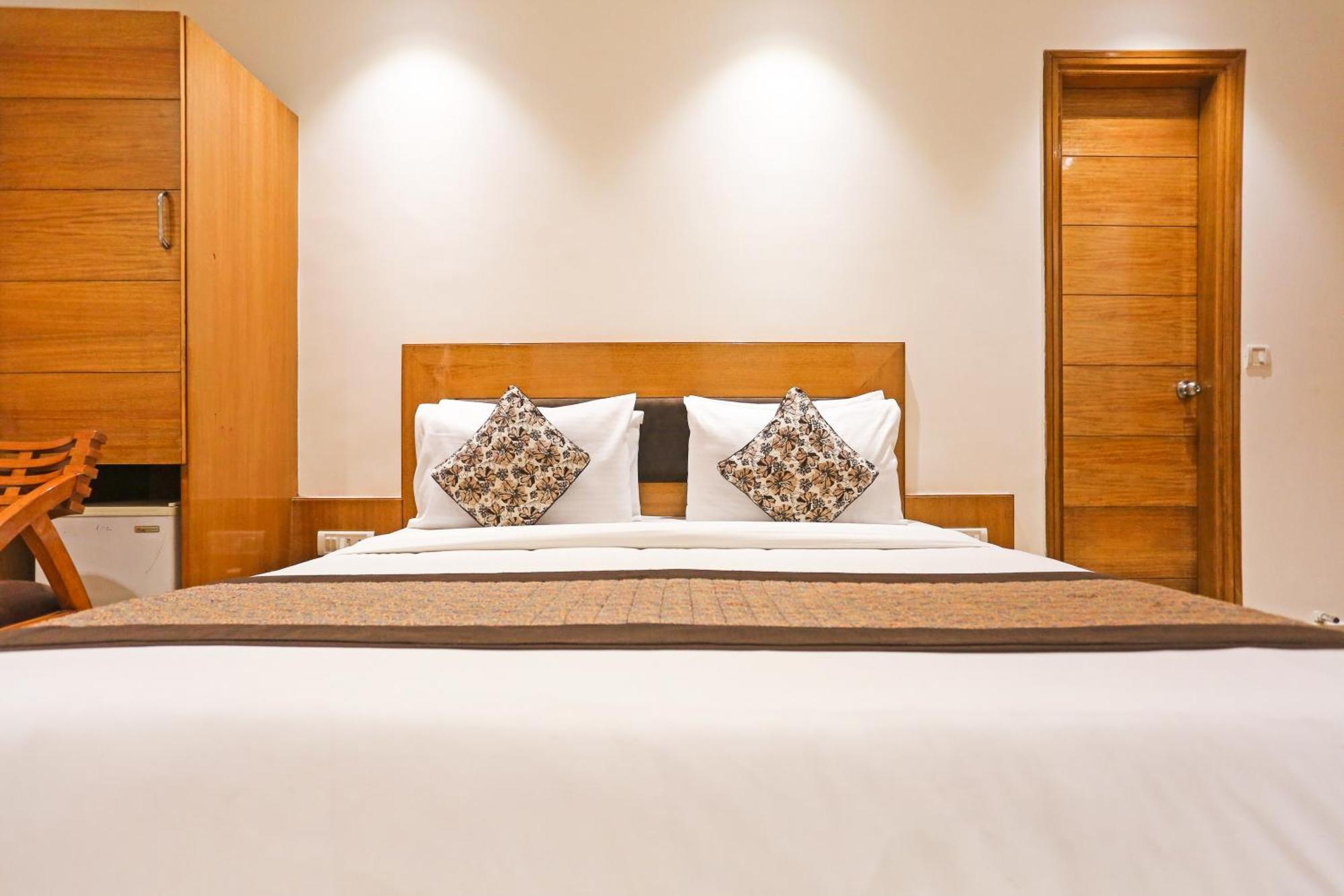Hotel Silky Palace Near Igi Airportt นิวเดลี ภายนอก รูปภาพ