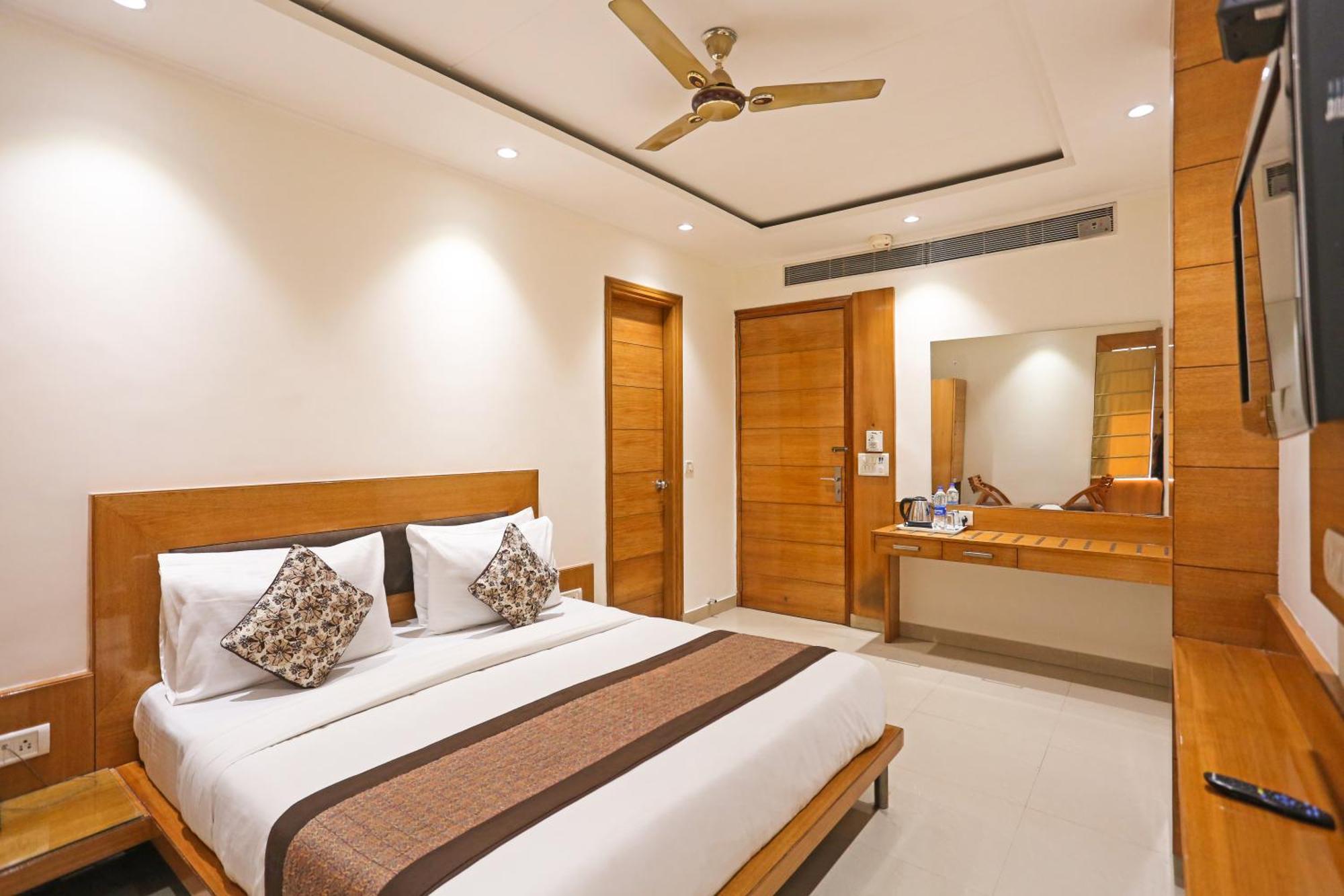 Hotel Silky Palace Near Igi Airportt นิวเดลี ภายนอก รูปภาพ