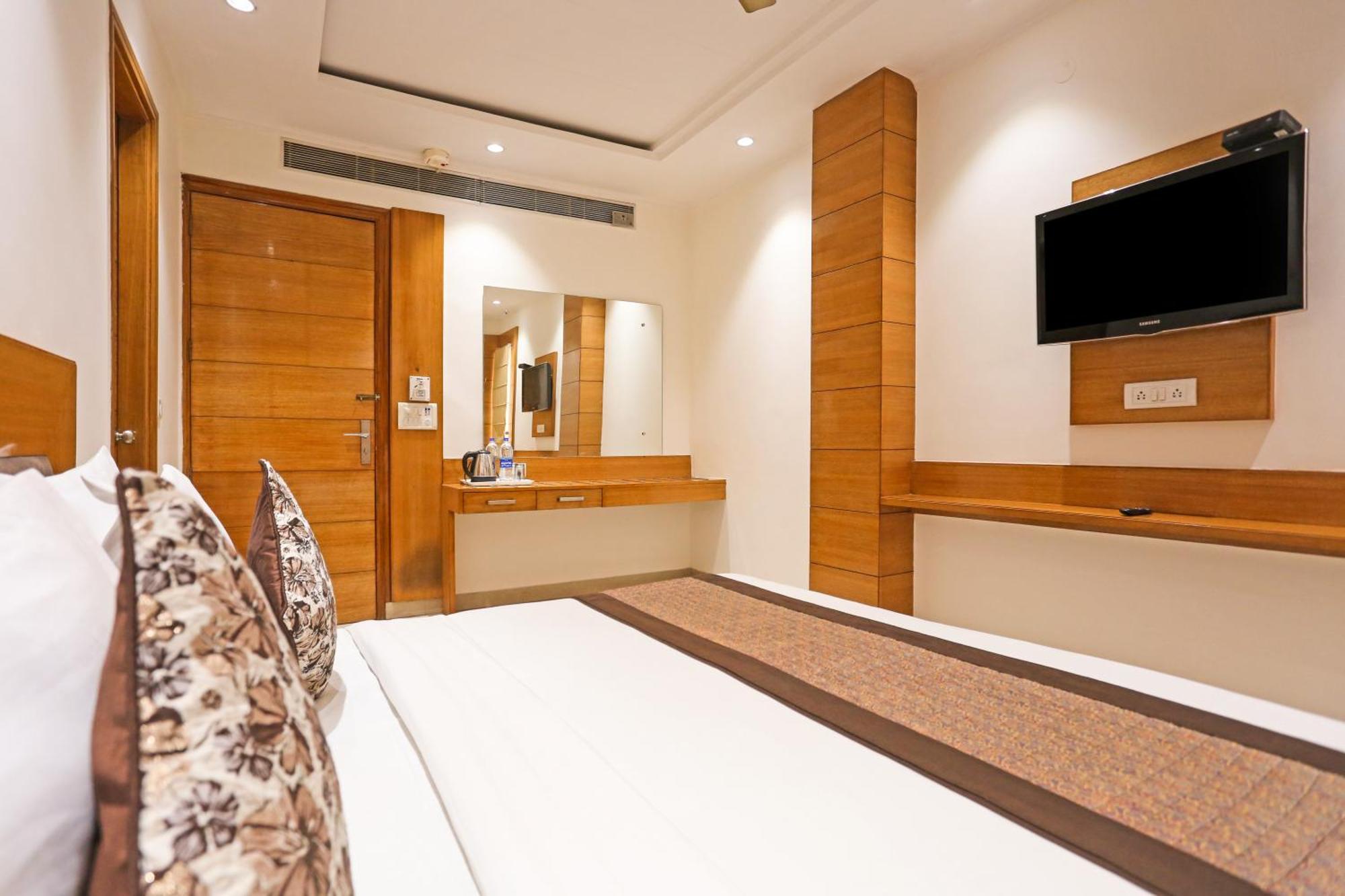 Hotel Silky Palace Near Igi Airportt นิวเดลี ภายนอก รูปภาพ