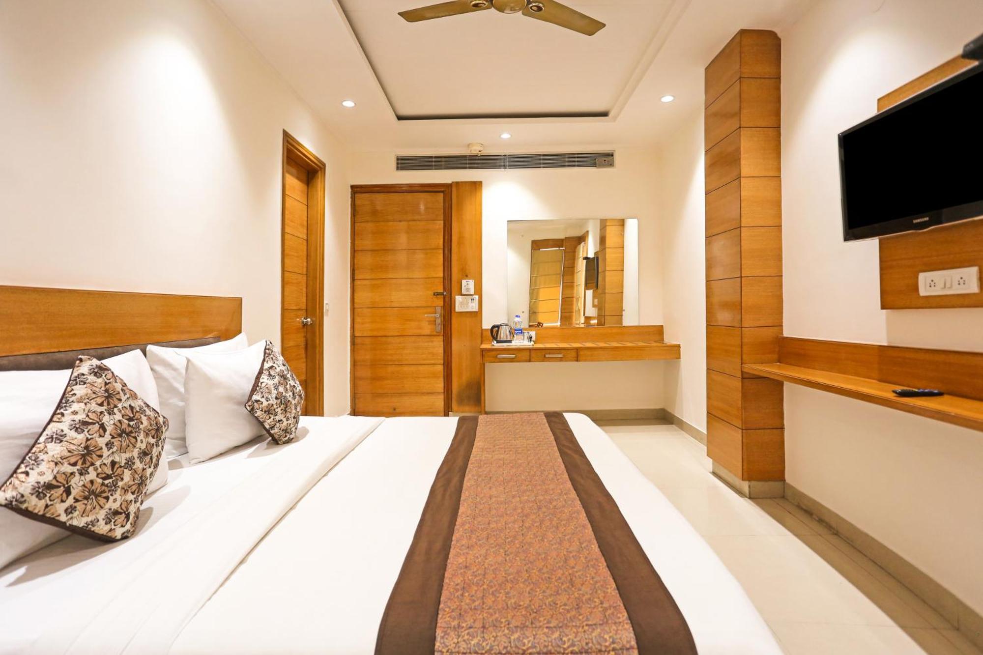 Hotel Silky Palace Near Igi Airportt นิวเดลี ภายนอก รูปภาพ